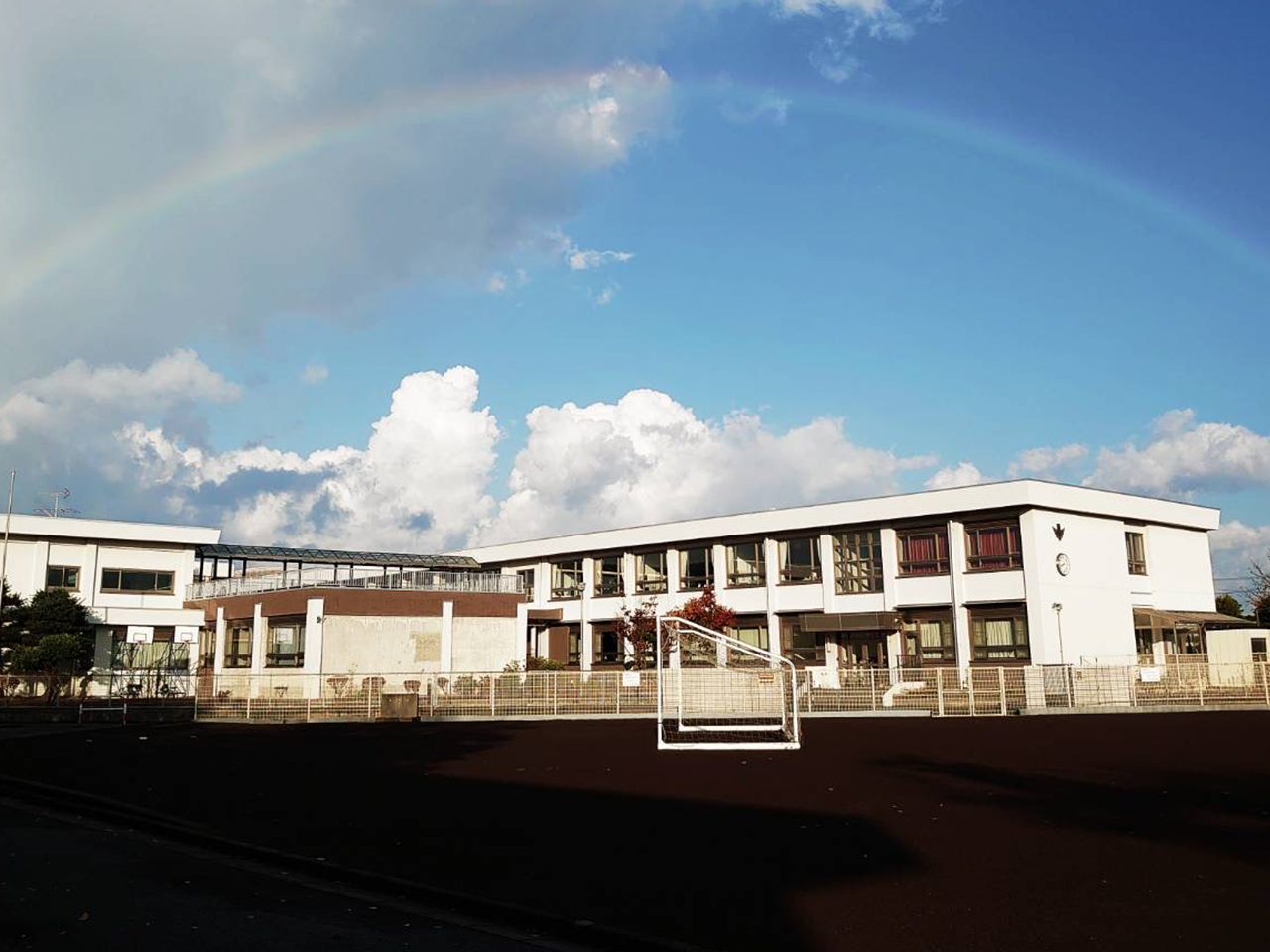 スライダー画像：校舎と虹