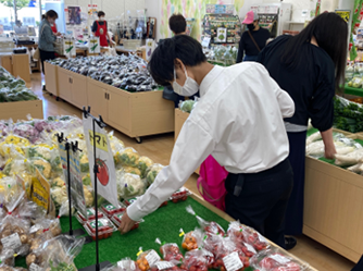 写真：彩菜館での生徒の様子